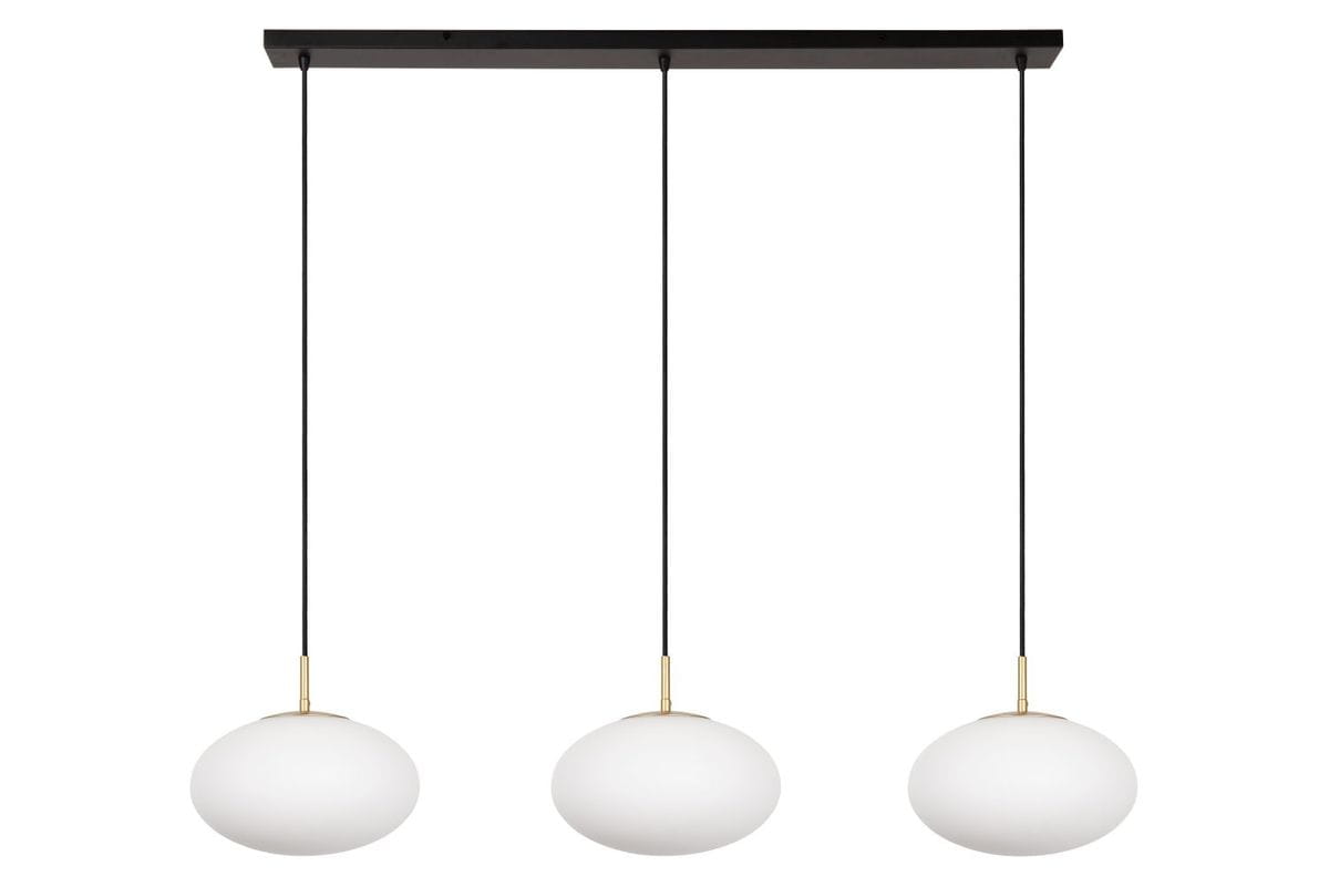 Lampa wisząca Elysee z trzema kloszami w kształcie owalnym, wykonana z białego szkła, z czarnym metalowym mocowaniem i złotymi detalami. Klosze zawieszone na cienkich linkach, w układzie równoległym, na prostokątnej podstawie.