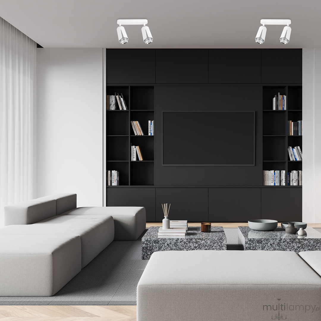 Lampa sufitowa Flower z dwoma spotami GU10 w kolorze białym i chromowym, zamontowana na suficie. Oświetlenie skierowane na przestrzeń salonu z szarymi meblami i ciemną, minimalistyczną aranżacją.