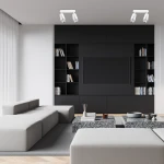 Lampa sufitowa Flower z dwoma spotami GU10 w kolorze białym i chromowym, zamontowana na suficie. Oświetlenie skierowane na przestrzeń salonu z szarymi meblami i ciemną, minimalistyczną aranżacją.