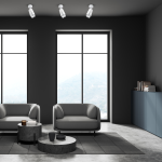 Lampa sufitowa Flower w kolorze białym i chromowanym, z jedną oprawą GU10, zamontowana na suficie. Widok z dołu, podkreślający minimalistyczny design i nowoczesny styl. W tle dwie sofy w szarym kolorze oraz duże okna z widokiem na zewnątrz.