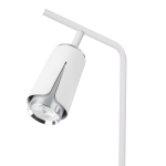 Lampa stołowa Flower 1xGU10 w kolorze białym z chromowanymi akcentami. Posiada cylindryczny klosz z wycięciem i metalową podstawę w kształcie łuku. Ujęcie z boku, pokazujące detal klosza i mocowania. Tło białe.