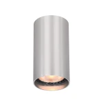 Lopus lampa sufitowa 1xGU10 z aluminium w kolorze srebrnym, cylindryczny kształt, widoczna żarówka w środku. Montowana na suficie, zbliżenie na detal reflektora. Proste tło, skupia uwagę na lampie.
