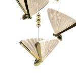 Lampa wisząca Mariposa 3xLED/24W w kolorze złotym, z dekoracyjnymi kloszami o kształcie wachlarza. Klosze mają przezroczystą fakturę, a całość zawieszona jest na cienkim przewodzie. Elementy metalowe błyszczące, z okrągłymi detalami.