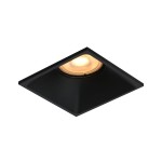 Czarna oprawa do zabudowy Naru 1xGU10, w kwadratowym kształcie, z widoczną żarówką GU10. Ujęcie z boku, pokazujące minimalistyczny design i matową teksturę powierzchni. Idealna do nowoczesnych wnętrz.