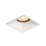 Oprawa do zabudowy Naru 1xGU10 w kolorze białym, kwadratowa, z widocznym źródłem światła. Ujęcie z dołu, ukazujące detal lampy oraz materiał wykończenia. Idealna do montażu w sufitach podwieszanych.