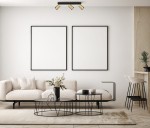 Lampa sufitowa Nesto (spot) z trzema reflektorami GU10 w kolorze czarnym i mosiężnym, zamontowana na suficie. Elementy oświetleniowe skierowane w różne strony, w nowoczesnej aranżacji wnętrza z jasną kanapą i stolikami.