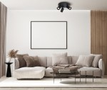 Lampa sufitowa Nesto z trzema reflektorami GU10, w kolorze czarnym. Ujęcie z dołu, pokazujące lampę zamontowaną na suficie, we wnętrzu z jasnymi ścianami i miękkim narożnikiem. Reflektory skierowane na zewnątrz, ukazując funkcjonalność oświetlenia.