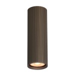 Lampa sufitowa Rilok w brązowym kolorze z żłobioną powierzchnią, cylindryczny kształt, jedno gniazdo GU10 u dołu, montowana na suficie, emitująca ciepłe światło. Tło białe, lampa widoczna w zbliżeniu.