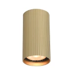 Lampa sufitowa Rilok w kolorze złotym, cylindryczna, o teksturowanej powierzchni z poziomymi żłobieniami. Źródło światła GU10 umieszczone w dolnej części, widoczny metalowy klosz. Produkt zawieszony w pozycji pionowej, na jednolitym tle.