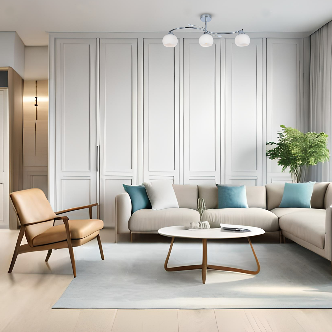 Lampa sufitowa Connor 3xE27 w kolorze chromu i bieli, z trzema okrągłymi kloszami, zamontowana na suficie w nowoczesnym wnętrzu. Otoczenie to jasny salon z beżową sofą, drewnianym stolikiem i roślinnością.