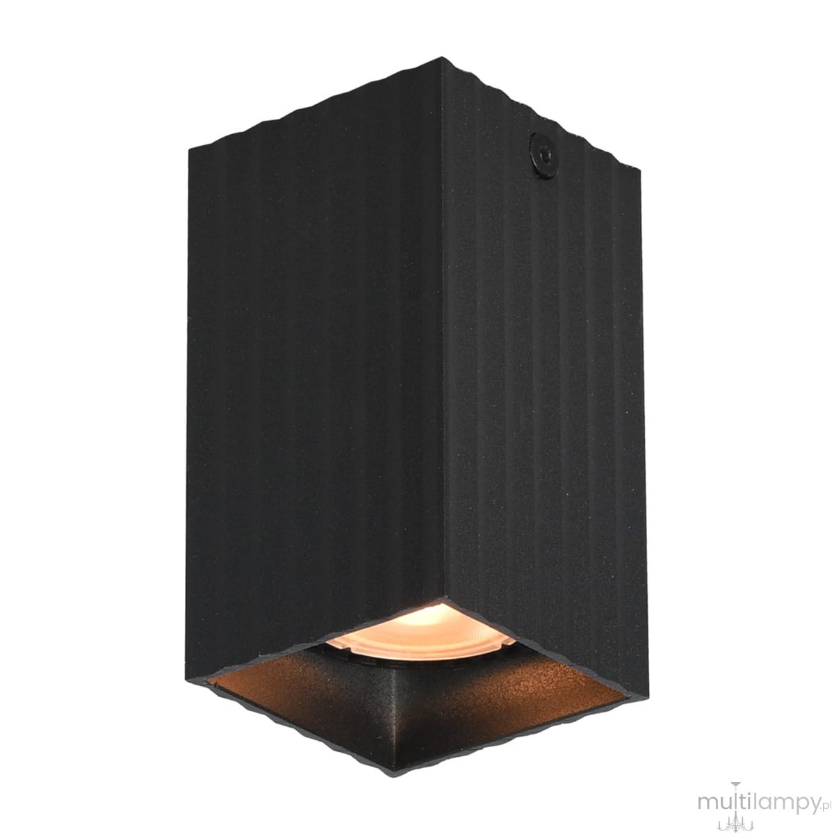 Lampa sufitowa Tecno 1xGU10 w kolorze czarnym, o prostokątnej formie z wypukłą teksturą. Ujęcie z boku, z widocznym gwintem na żarówkę oraz lekko otwartą dolną częścią, przez którą emituje światło.