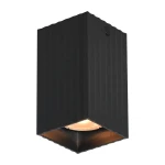 Lampa sufitowa Tecno 1xGU10 w kolorze czarnym, o prostokątnej formie z wypukłą teksturą. Ujęcie z boku, z widocznym gwintem na żarówkę oraz lekko otwartą dolną częścią, przez którą emituje światło.