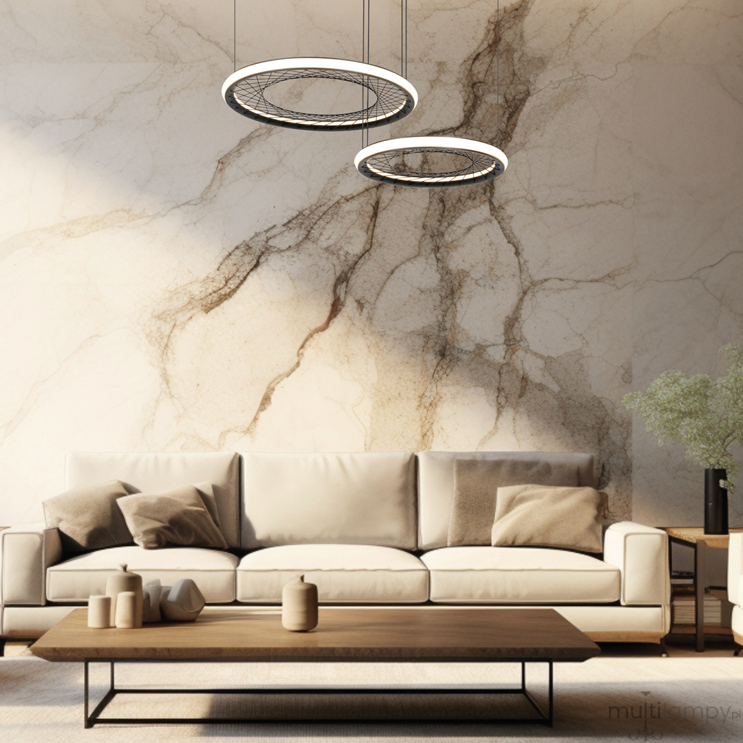 Lampa wisząca Nest 2xLED/77W w kolorze czarnym, z dwoma okrągłymi, zdobionymi kloszami, zawieszona nad jasną sofą w nowoczesnym wnętrzu. Tło to marmurowa ściana w odcieniach beżu i brązu, co podkreśla elegancki styl.