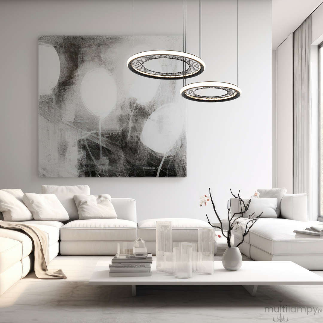 Lampa wisząca Nest w kolorze czarnym, z dwoma okrągłymi kloszami LED, zawieszona na cienkich linkach. Produkt w nowoczesnym wnętrzu z jasnymi meblami i minimalistycznymi dekoracjami. Klosze mają finezyjny wzór, co dodaje elegancji.