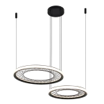 Lampa wisząca Nest z dwoma okrągłymi kloszami LED w czarnym kolorze. Klosze mają białą krawędź i siatkową fakturę. Zawieszona na cienkich, czarnych linkach. Montaż sufitowy.
