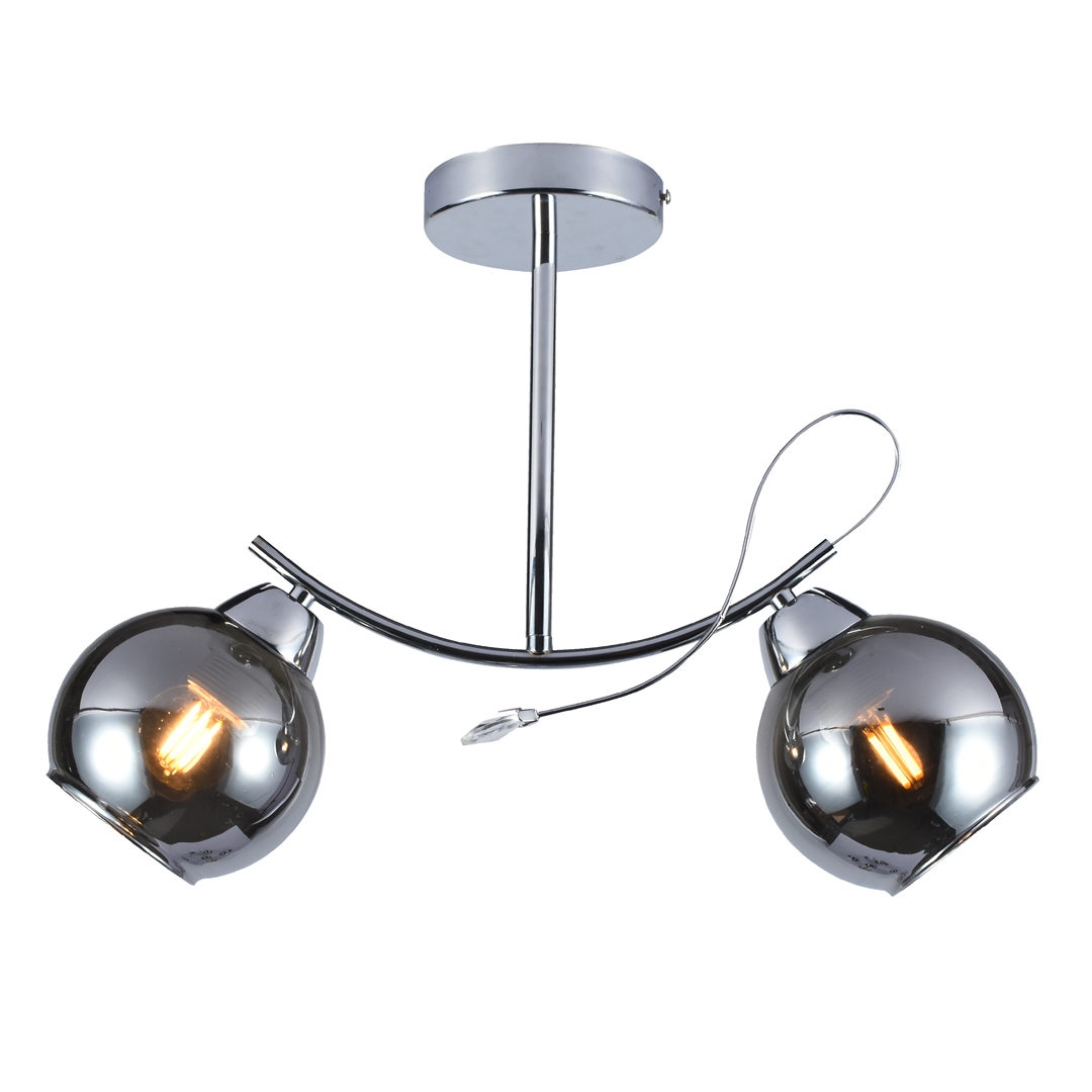 Lampa wisząca Connor z dwoma kloszami w kolorze chromu, zawieszona na metalowym stelażu. Klosze mają okrągły kształt i refleksyjne wykończenie, co podkreśla nowoczesny styl. Widoczny kabel zasilający.