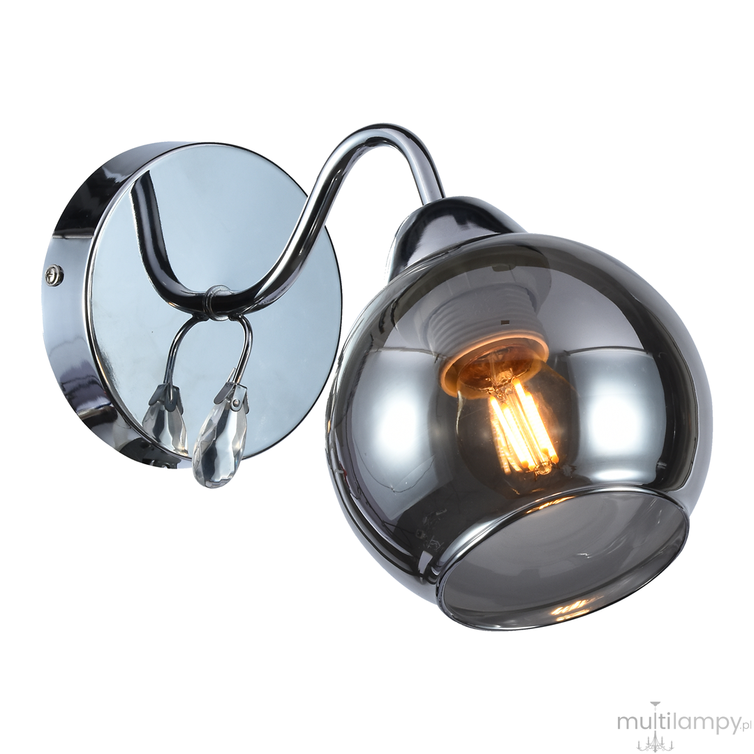Kinkiet Connor z chromowanym wykończeniem, z podłużnym ramieniem. Posiada szklaną, dymioną klosz, z widoczną żarówką E27. Montowany na ścianie, elegancki design idealny do nowoczesnych wnętrz.
