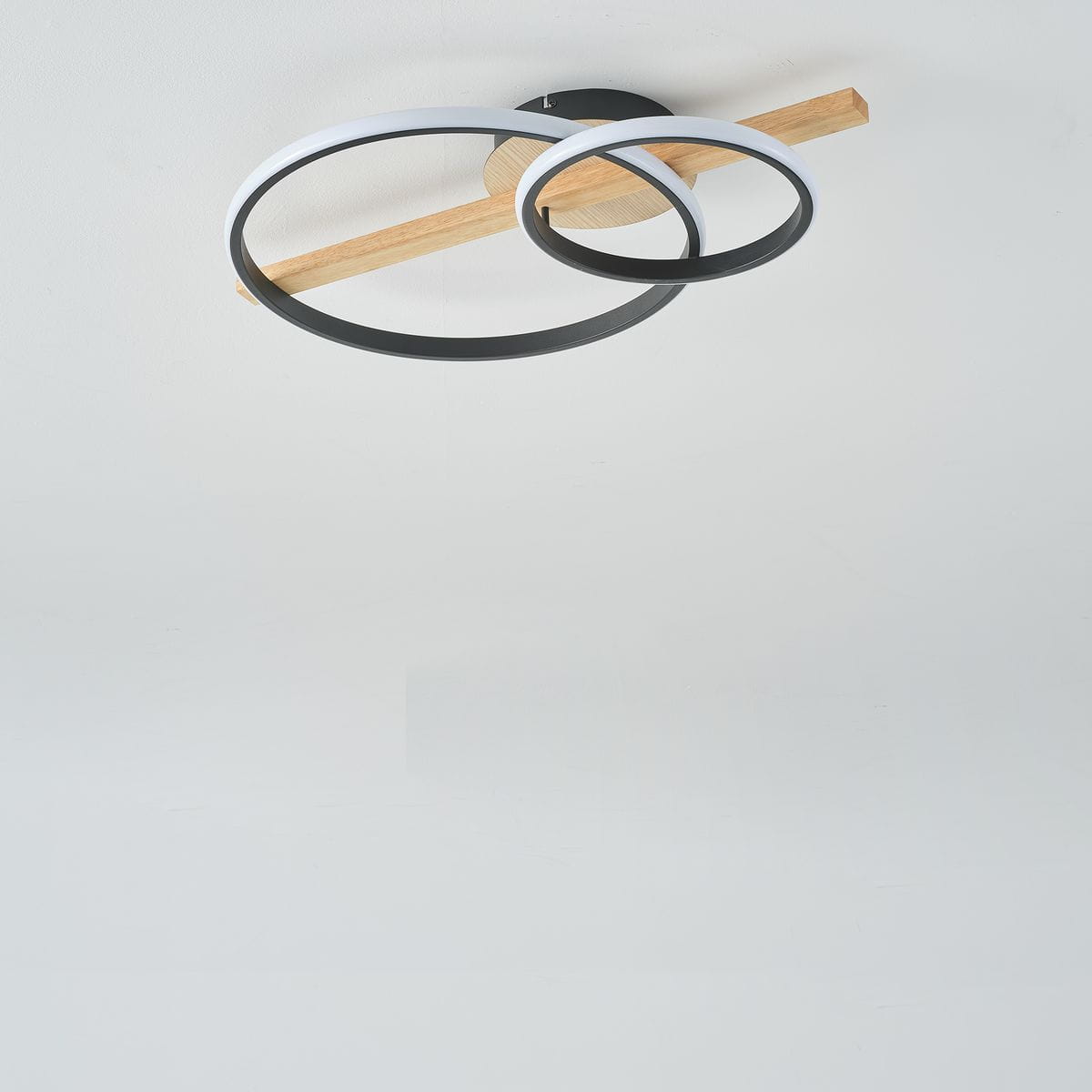 Lampa sufitowa Almeria 2xLED/17W w kolorze czarnym z elementem drewnianym. Składa się z dwóch okręgów w różnych rozmiarach, zawieszonych na prostokątnej listwie. Ujęcie z góry, na jasnym tle.