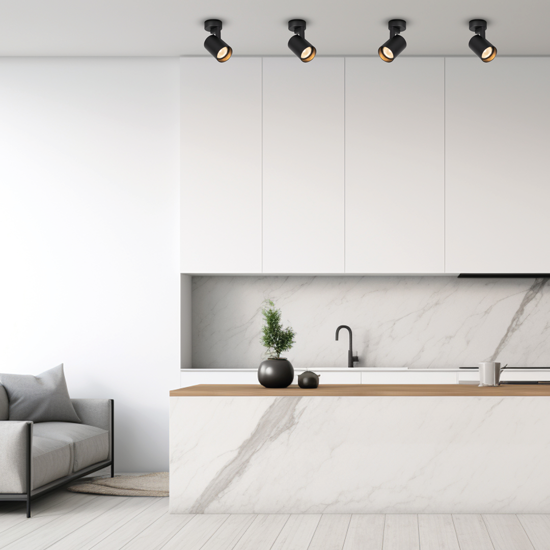 Czarna lampa sufitowa Volf (spot) z jedną oprawą GU10, zamocowana na suficie w nowoczesnej kuchni. Widoczne trzy reflektory skierowane w dół, w minimalistycznym otoczeniu z białymi szafkami i marmurowym blatem.