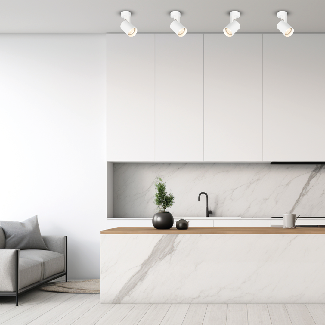 Lampa sufitowa Volf z jednym spotem GU10 w kolorze białym, zamontowana na suficie. Widoczna w nowoczesnej kuchni z marmurowym blatem, białymi szafkami i minimalistycznym wystrojem.