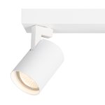 Lampa sufitowa Volf w kolorze białym, z dwoma punktami świetlnymi na żarówki GU10. Zbliżenie na jeden z reflektorów, zamontowany pod kątem, z metalowym wykończeniem i teksturą matową. Prosty design, idealna do nowoczesnych wnętrz.