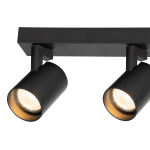 Czarna lampa sufitowa Volf z trzema reflektorami na metalowej podstawie. Reflektory w formie cylindrów z widocznymi żarówkami GU10. Kąt ujęcia z góry, ukazujący detale konstrukcji i wykończenia.