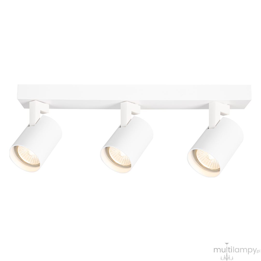 Lampa sufitowa Volf z trzema reflektorami GU10 w kolorze białym, zamocowana na prostokątnej podstawie. Reflektory mają cylindryczny kształt, skierowane są w różne strony, co pozwala na regulację oświetlenia. Tło zdjęcia jest jednolite, białe.