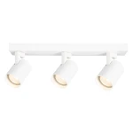 Lampa sufitowa Volf z trzema reflektorami GU10 w kolorze białym, zamocowana na prostokątnej podstawie. Reflektory mają cylindryczny kształt, skierowane są w różne strony, co pozwala na regulację oświetlenia. Tło zdjęcia jest jednolite, białe.