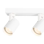 Lampa sufitowa Volf w kolorze białym z trzema reflektorami GU10. Ułożona równolegle do sufitu, z cylindrycznymi kloszami. Prosty, nowoczesny design, idealna do oświetlenia wnętrz. Tło białe, podkreślające minimalistyczny styl.