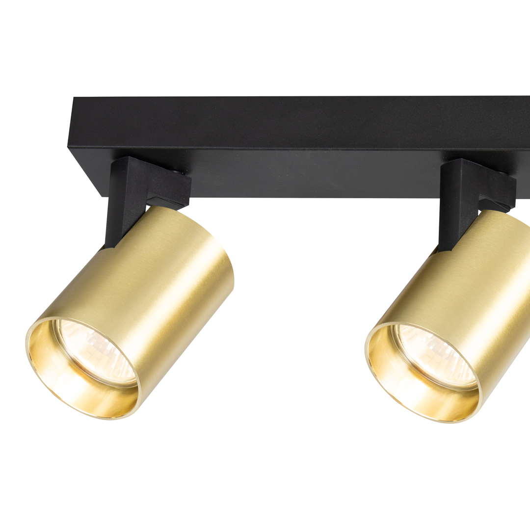 Lampa sufitowa Volf w kolorze czarnym z trzema złotymi reflektorami GU10. Reflektory mają cylindryczny kształt, zamontowane na prostokątnej podstawie. Kąt ujęcia pokazuje szczegóły konstrukcji oraz wykończenia. Tło białe, co podkreśla elegancję lampy.