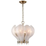 Lampa wisząca Cannes w kolorze mosiądzu z 6 miejscami na żarówki E14. Posiada szklany klosz w kształcie płatków, transparentny z delikatną teksturą. Zawieszona na łańcuchu, z okrągłym mocowaniem sufitowym.