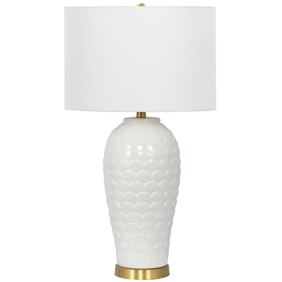 Lampa stołowa Murcia z białą ceramiczną podstawą w kształcie wazy, zdobioną teksturą fal, oraz białym abażurem. Wykończenie mosiężne u podstawy. Produkt stojący, widok frontalny. Idealna do aranżacji wnętrz.