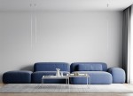 Lampa wisząca Ombre 80 w kolorze białym, z jedną żarówką LED o mocy 9W. Zawieszona w minimalistycznym wnętrzu nad niebieską sofą, na tle jasnej ściany. Długość zawieszenia podkreśla nowoczesny styl aranżacji.