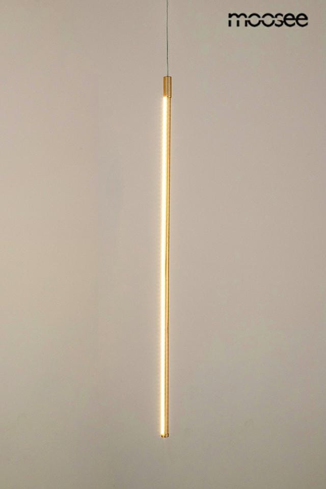 Lampa wisząca Ombre 80 w kolorze złotym, z jedną diodą LED o mocy 9W. Posiada smukły, prostokątny kształt, zawieszona na cienkim przewodzie. Tło proste, podkreślające elegancki design.