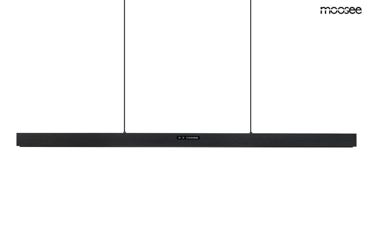 Lampa wisząca Liner w kolorze czarnym, wykonana z metalu, z jedną diodą LED o mocy 32W. Prosta, prostokątna forma, zawieszona na cienkich linkach. Widoczny panel sterujący z diodami na froncie. Tło białe, podkreślające minimalistyczny design.
