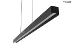 Lampa wisząca Liner w kolorze czarnym, wykonana z metalu. Prosty, prostokątny kształt z wbudowanym źródłem światła LED o mocy 32W. Zawieszona na cienkich linkach, widoczny przycisk do włączania. Tło białe, co podkreśla jej minimalistyczny design.