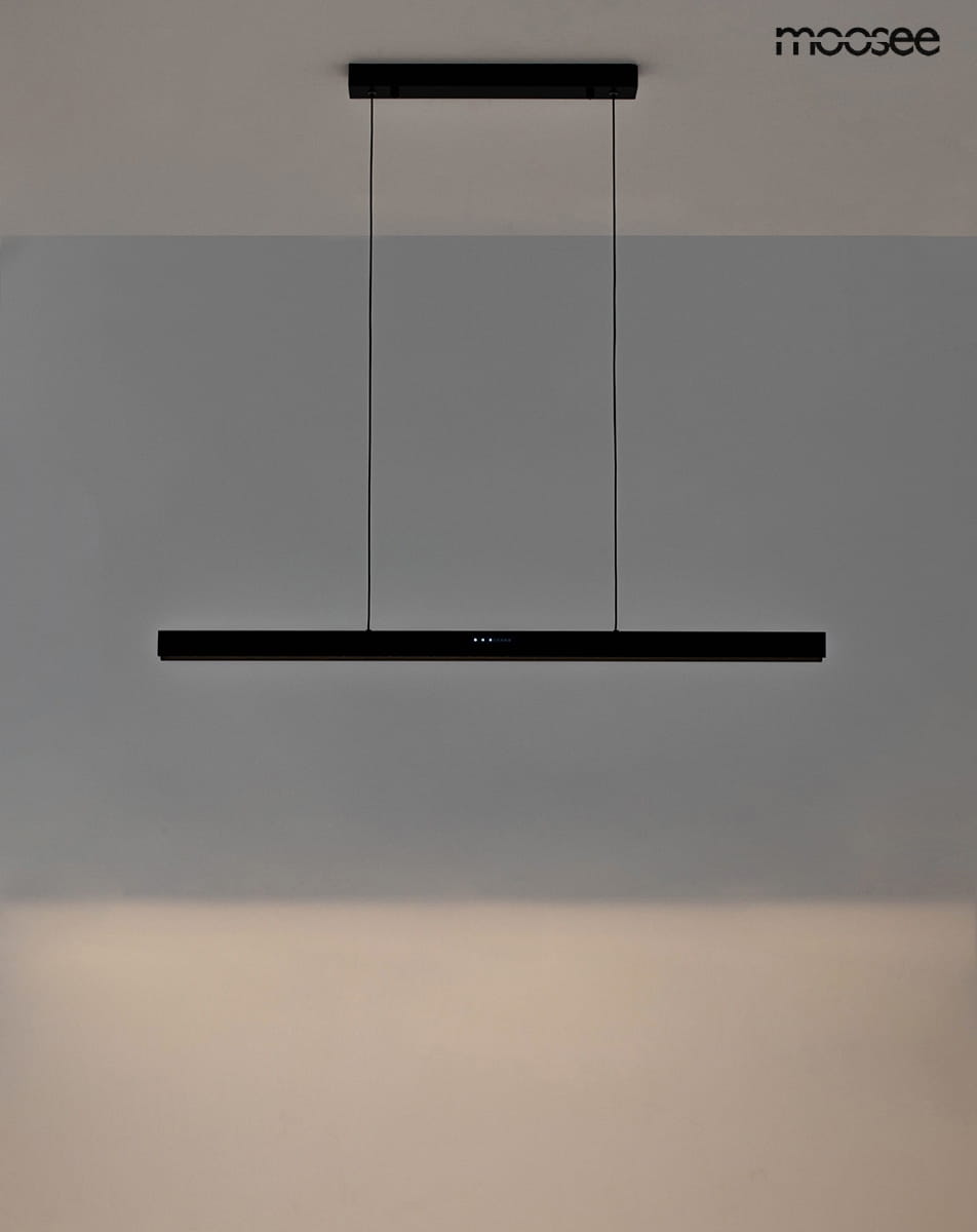 Lampa wisząca Liner w kolorze czarnym, z jedną diodą LED o mocy 32W. Posiada prostokątny kształt, zawieszona na dwóch cienkich linkach, z widocznymi przyciskami sterującymi w centralnej części. Tło w jasnym odcieniu.