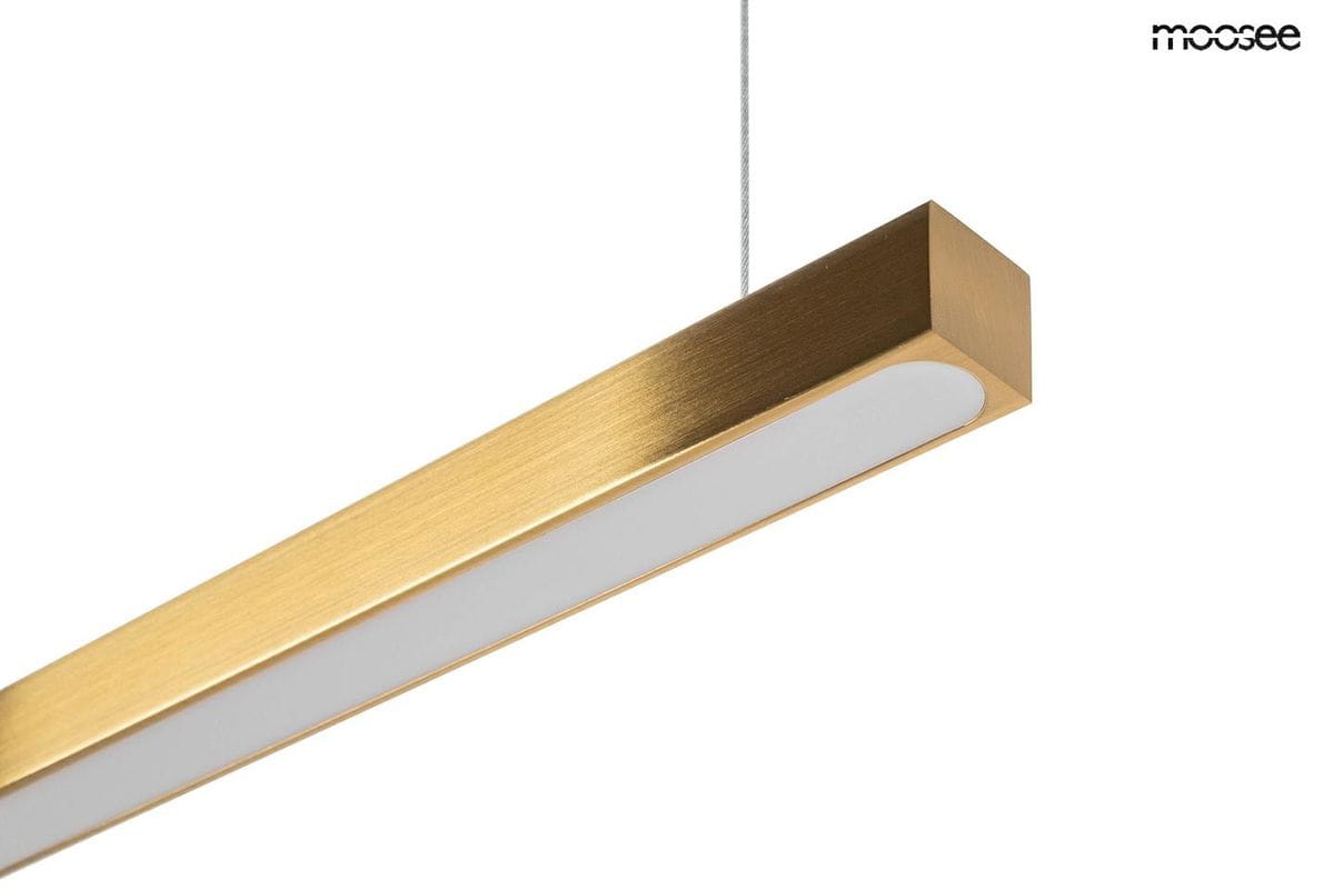 Lampa wisząca Linus 80, w kolorze złotym, z prostokątnym korpusem z matowego metalu. Posiada wbudowane źródło światła LED o mocy 15W. Zawieszona na cienkim przewodzie, z białą osłoną na spodniej stronie.