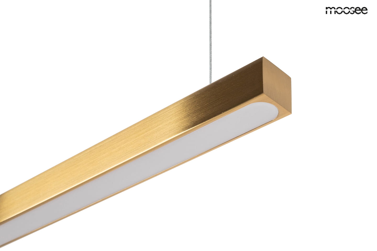 Lampa wisząca Linus 100 w kolorze złotym, wykonana z metalu, o prostokątnym kształcie. Posiada wbudowane źródło światła LED 17W. Ujęcie z boku ukazuje gładką, matową powierzchnię oraz biały panel świetlny. Zawieszona na cienkim przewodzie.