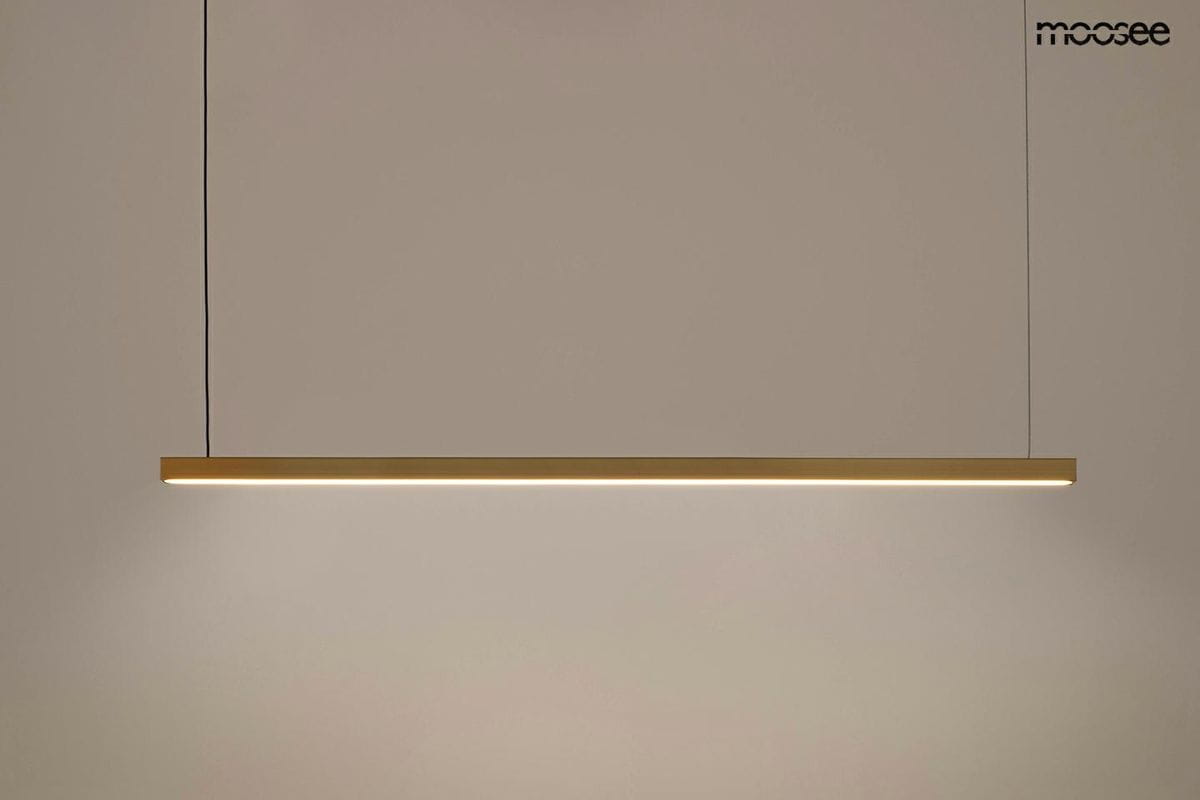 Lampa wisząca Linus 120 w kolorze złotym, o prostokątnym kształcie, zawieszona na cienkich linkach. Posiada zintegrowane źródło światła LED o mocy 20W. Tło to jednolita, jasna powierzchnia, co podkreśla elegancję lampy.