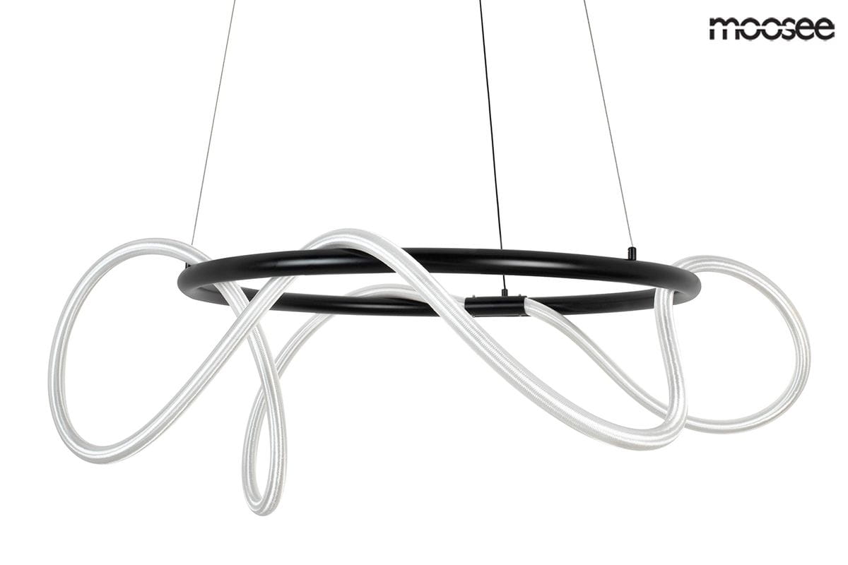 Lampa wisząca Serpiente w kolorze czarnym, z unikalnym, wężowym kształtem z białymi, elastycznymi elementami. Zawieszona na cienkich linkach, w widoku z boku, podkreślająca nowoczesny design. Idealna do minimalistycznych wnętrz.