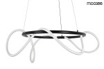 Lampa wisząca Serpiente w kolorze czarnym, z unikalnym, wężowym kształtem z białymi, elastycznymi elementami. Zawieszona na cienkich linkach, w widoku z boku, podkreślająca nowoczesny design. Idealna do minimalistycznych wnętrz.
