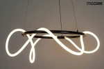 Lampa wisząca Serpiente w kolorze czarnym z jednym źródłem LED 35W. Posiada unikalny, organiczny kształt z białymi, podświetlającymi elementami w formie fal, zawieszona na cienkich linkach. Tło jasne, podkreślające nowoczesny design.