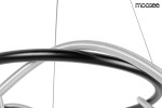 Czarna lampa wisząca Serpiente z jedną diodą LED o mocy 35W. Produkt prezentuje gładką, okrągłą konstrukcję z czarnym i przezroczystym przewodem. Ujęcie z bliska ukazuje detale połączeń i materiałów. Tło białe, podkreślające design lampy.