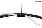 Czarna lampa wisząca Serpiente z jednym źródłem LED 35W. Widoczny elegancki, zakrzywiony kształt oraz przezroczyste przewody. Ujęcie z góry, produkt zawieszony na cienkim przewodzie. Minimalistyczny design pasujący do nowoczesnych wnętrz.