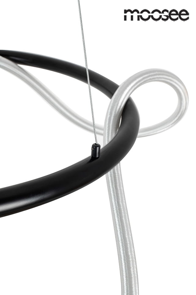 Czarna lampa wisząca Serpiente z pojedynczym źródłem LED 35W. Design w postaci okrągłego ramienia z połyskującym wykończeniem. Widoczny przewód zasilający w kolorze srebrnym oraz metalowy uchwyt. Logo producenta moosee w prawym górnym rogu.