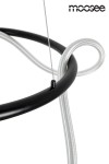 Czarna lampa wisząca Serpiente z pojedynczym źródłem LED 35W. Design w postaci okrągłego ramienia z połyskującym wykończeniem. Widoczny przewód zasilający w kolorze srebrnym oraz metalowy uchwyt. Logo producenta moosee w prawym górnym rogu.