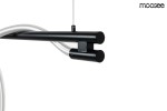 Czarna lampa wisząca Serpiente z jedną diodą LED 23W. Ujęcie z boku, prezentujące okrągłe końcówki i metalowy korpus. Wykonana z materiału nadającego się do nowoczesnych wnętrz, zawieszona na cienkim przewodzie.