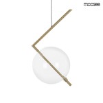 Lampa wisząca Echo w kolorze złotym z przezroczystą kulą, zawieszona na cienkim przewodzie. Posiada unikalny, zygzakowaty kształt metalowego ramienia. Wymiary i detale konstrukcji podkreślają nowoczesny design. Idealna do aranżacji wnętrz.
