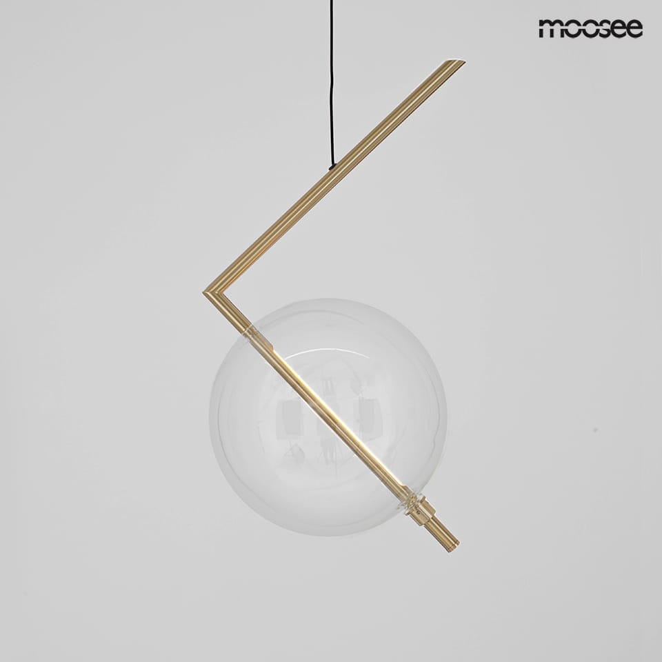 Lampa wisząca Echo z pojedynczym źródłem LED 3W, z metalowym złotym ramieniem w kształcie zygzaka oraz przezroczystą szklaną kulą. Ujęcie z boku, na jasnym tle, wisząca na czarnym przewodzie.